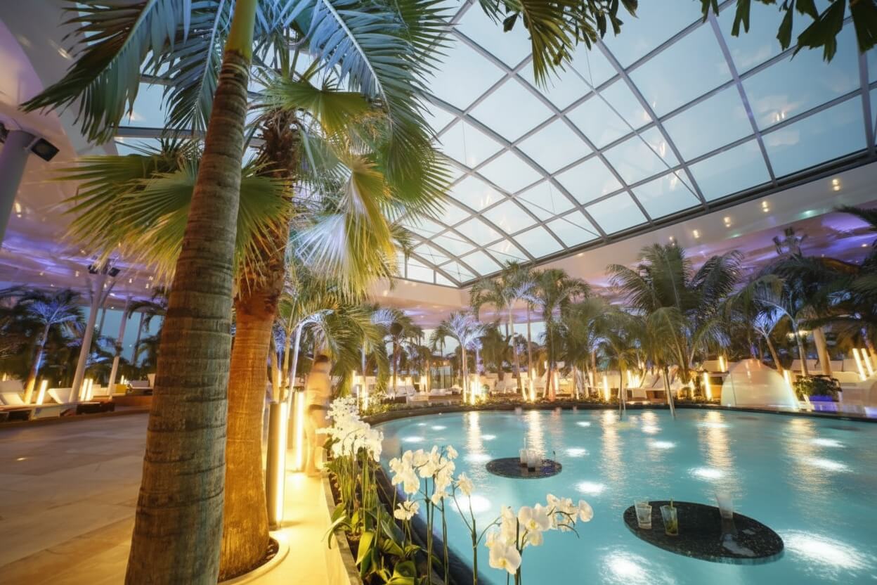 Therme Bucharest &mdash; thermal pools and palm trees